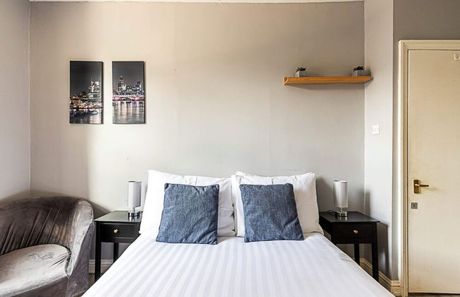 Stylish City Retreat - Photo 9