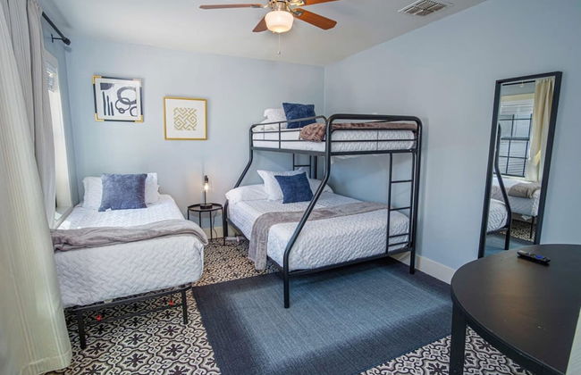 Stunning 3BR 2BA Haven in Downtown s Heart - Foto 15