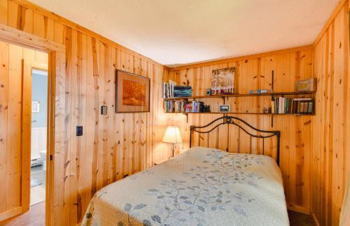 Lakefront Retreat with Pedal Boat and Dock in Kalkaska - Foto 12