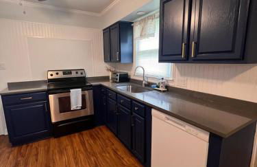 Cozy Stay Near DT with Deck and Yard - Foto 28