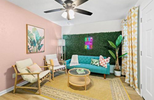 Stylish Condo min from UF & Shands Pets Welcome! - Photo 1