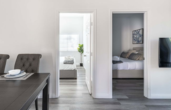 Elegant Retreat Modern Comforts, Prime Location - Photo 5