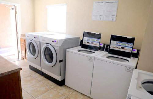 Sunny King-sized 1BD Condo near UofA and UMC w Pool, Parking - Foto 28