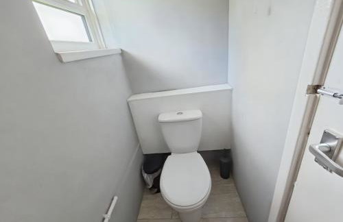 2ndHomeStays- Willenhall-A Serene 3 Bed House with a Garden View-Suitable for Contractors and Families-Sleeps 9 - 7 mins to J10 M6 and 21 mins to Birmingham - Foto 40