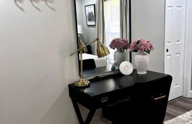 Quiet Stylish Stay with Office Space near Downtown - Foto 16