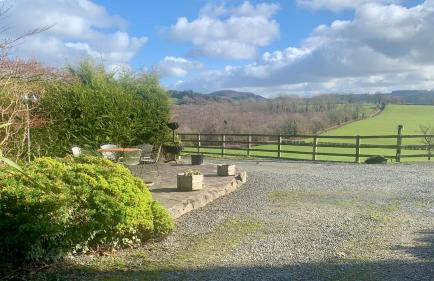 Mid-Wales Farmhouse, swimming pool, tranquil countryside views, sleeps 14 - Foto 16