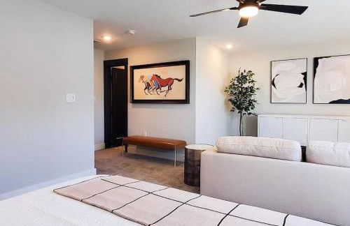 Loop, New Luxurious Large 3BR House, Sleeps 11 with Free Parking - Photo 28