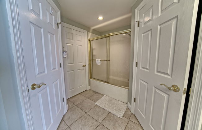 Luxurious Beachfront Condo with Beachside Pool Access and Free WiFi - Unit 1202 by RedAwning - Foto 20