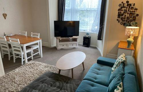 Spacious 1 Bedroom Apartment near Seafront - Photo 1