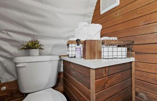 Texas Glamping near Murchison: Charming Wagon Rental Perfect for a Romantic Getaway - Foto 18