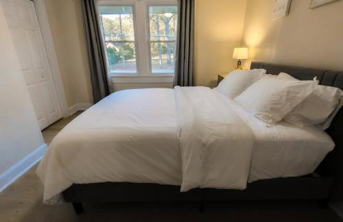 The Crestwood - 3BR Home with Parking - Near Atlanta and Stone Mountain - Photo 5