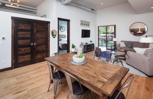 BEST Location, Large & Modern, Glacier Avails! - Foto 1