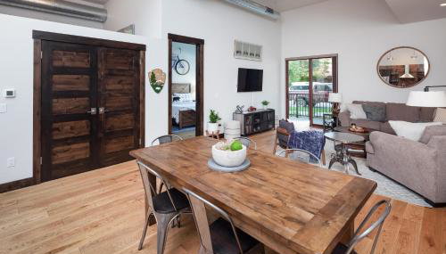 BEST Location, Large & Modern, Glacier Avails! - Foto 1