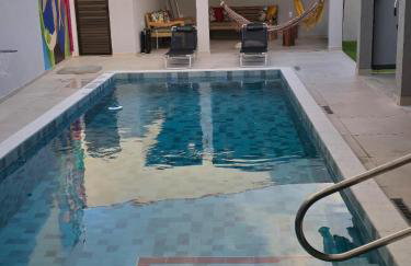 Quase beira mar, casa muito nova com 5 suítes, vista mar, piscina grande, cozinha completa, 4 vagas e perto de mercado, restaurantes e bares - CLIQUE E VEJA AS FOTOS - Foto 20