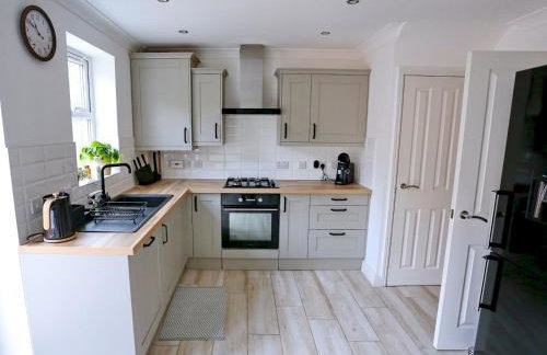 3Bed Manchester Home · Parking · Near AO Arena - Pass the Keys - Photo 4