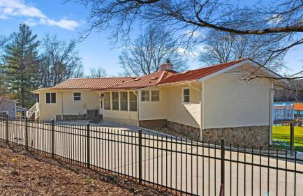 Pleasant Cove Waterfront Getaway With Fire Pit, Deck, and Lake Views - Foto 12