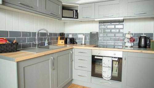 Holly Lodge - Quirky Shepherd's Hut With Hot Tub - Bespoke Made From A Salvaged Railway Carriage - Foto 5, pet friendly, toaster, minibar