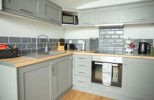 Holly Lodge - Quirky Shepherd's Hut With Hot Tub - Bespoke Made From A Salvaged Railway Carriage - Foto 5