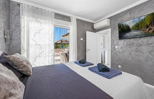 Villa VERONICA with CINEMA PROJECTOR by the HEATED POOL and JACUZZI - Foto 39