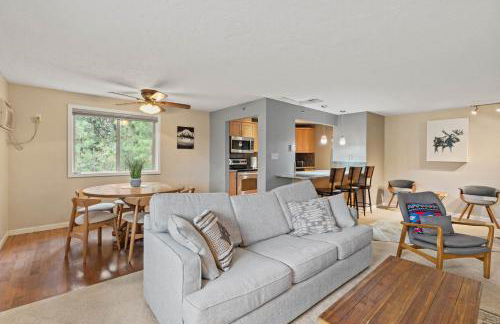 Modern Amenities Gas Fireplace Central Location - Foto 8