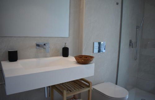 Luxury complex beachfront apartment, infinity pool, sauna, gym and large terrace - Foto 17