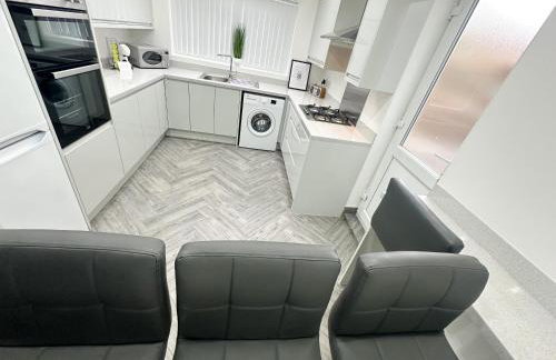 Central Location Liverpool, Modern Home, 4 BR, Sleeps 9, Free Parking - Foto 49