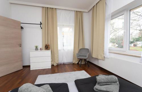 Stadthaus mit 2 Schlafzimmern & Wohnzimmer mit Kamin - Kostenloser Privat-Parkplatz auf dem Grundstück - Foto 14