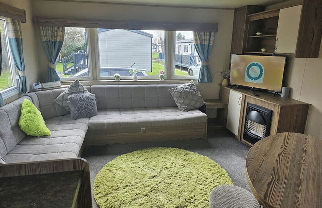 3 Bed Caravan - Near Beach, 5 Star Reviews, Wifi - Photo 1