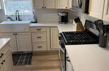 Modern Europe-Inspired Bungalow - Whole House with Workspace - Foto 7