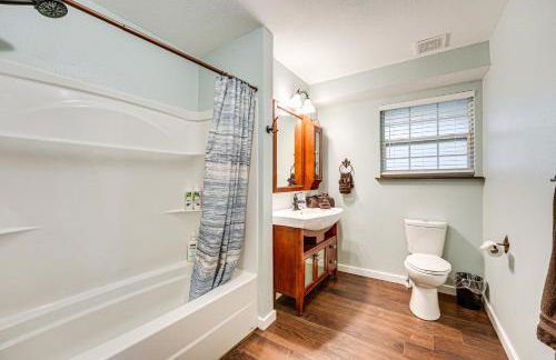 Lakeside Blue Eye Escape with Game Room and Hot Tub! - Foto 20