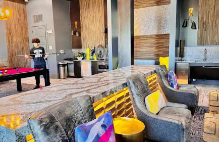 Lux Modern Apartment with Pool View & Prime Location - Foto 8