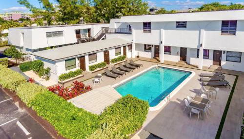 Pier Walk on Deerfield Beach Island - Photo 2, Garden view