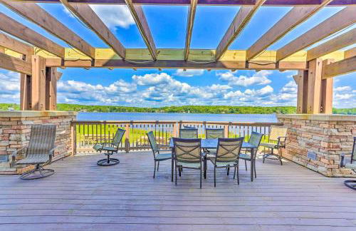 Lakefront Poconos Family Home with Pool Access - Foto 37