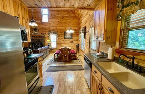Cabin 2 bed close to Helen hot tub #15 - Foto 33