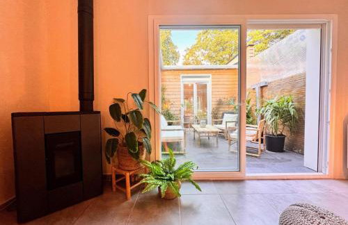 Maison Langevin 2-Bedroom House with Cozy Garden & Patio - Photo 25