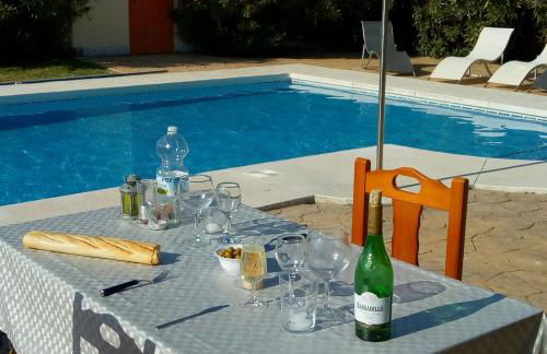 Traumhaus für 6 Personen mit spektakulärem privaten Pool und schönem Ausblick in die Natur - Foto 9