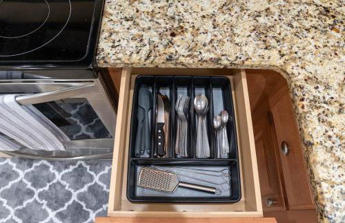 Modern DT Home-King size Bed-Patios-Long Stays-WiFi - Foto 54