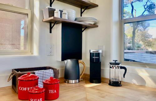 Eagles Nest Casita Luxury king memory foam bed feather pillows & duvet Amazing views, private balcony, Great location & Dog friendly - Foto 36