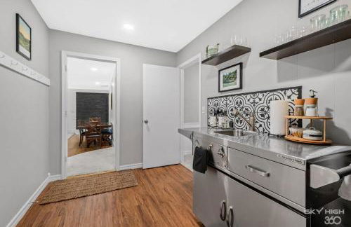 Creekside Oasis - 5BR Retreat with Pool & Hot Tub - Foto 33