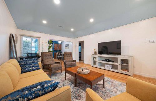 10 Min to the Beach Colorful Home Huge Yard - Foto 2