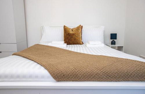 Sunny 3BR Home Near Portsmouth Park - Photo 7