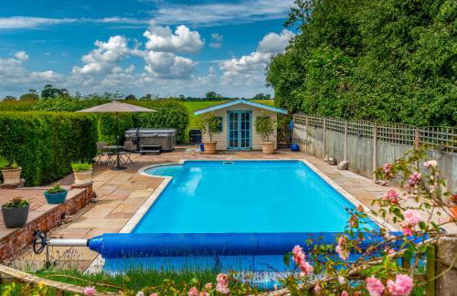 The Owl House with swimming pool and private hot tub - Foto 1