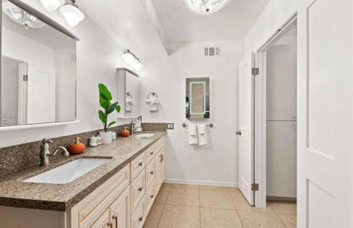 Majestic 5BR Villa with Guesthouse, Pool & Spa - Foto 34