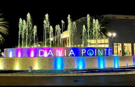 4bdrm Waterfront salt water Pool home with Outdoor theater Game Rm Make up vanities in every room Perfect for Game days and concerts trips to Miami Hard rock stadium and hotel 15 mins away - Foto 27