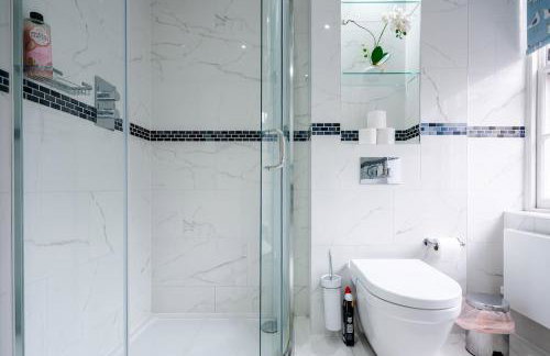 Elegant 4-Story Townhouse Near Victoria Station - Foto 20