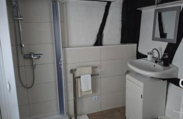 Mary Haus in Biebertal-Bieber, mit 2 Apartament und 4 Zimmer, 1 fur 2 und eine fur 6, In Nahe Gießen und Wetzlar mit WLAN, Parkplatz, 2 Badezimmer - Photo 11