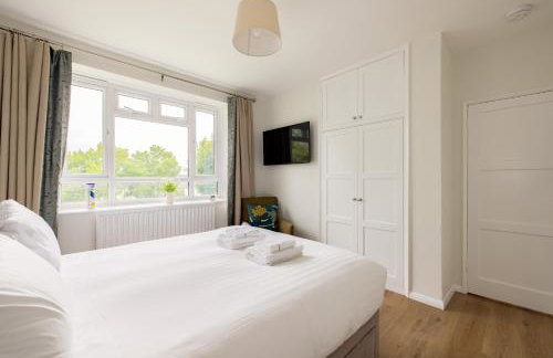 PenthouseStays Wimbledon - Chic 2 Bedroom King Bed Apartment with Balcony - 2 mins from Wimbledon Tennis Club and Museum - AELTC - Foto 17