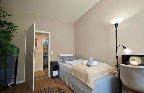 NEU! KINGS-Apartment - 300m zum Bahnhof - 6 Personen - Küche - Gerberplatz - Foto 14