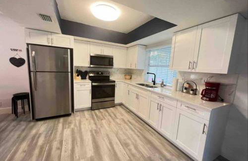 Royal Luxe Pool Home near Ft Laud airport and each - Photo 7