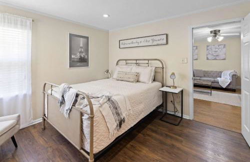 Modern Memphis Retreat - Sleeps 7 - Fireplace - Foto 24